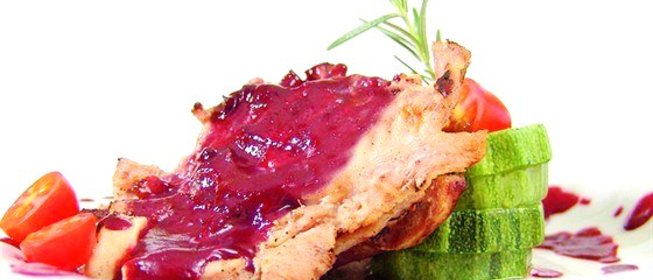 Свинина в брусничном соусе