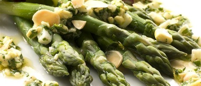 Спаржа с чесноком и лимоном