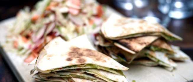 Сырная кесадилья с цукини и чеддером