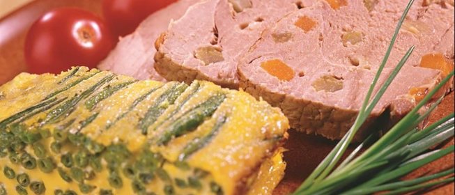 Свинина, нашпигованная сыром и овощами