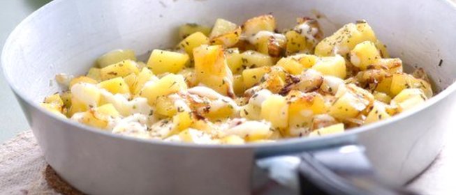 Жареный картофель с фетой и орегано