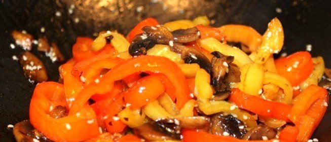 Грибы с овощами жареные в воке