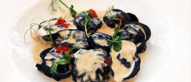 Угольные пельмени из сибирской рыбы нельма с икрой из кижуча в горячем каймаке