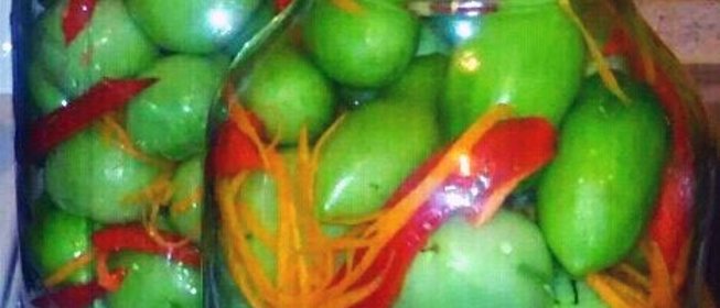 Маринованные зеленые помидоры шпигованные чесноком