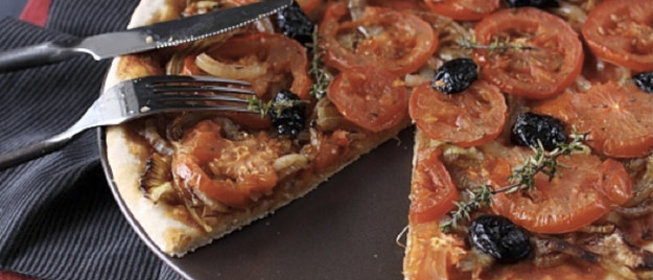 Пицца с томатами и луком