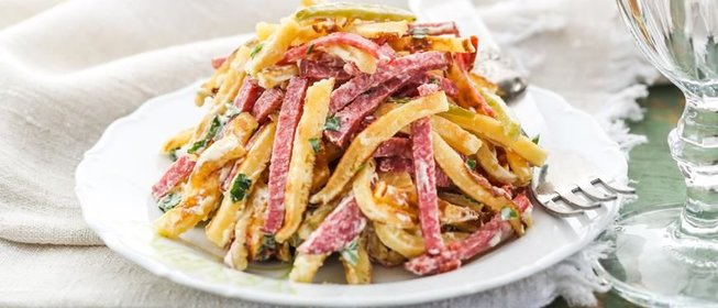 Салат с блинами и колбасой