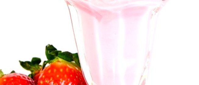 Клубничный молочный коктейль с йогуртом
