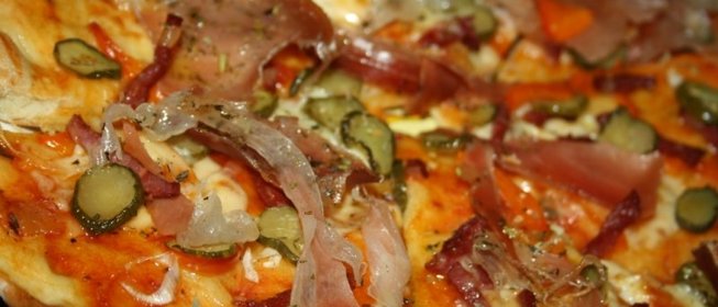 Открытый пирог-пицца с маринованными огурцами, болгарским перцем, хамоном, колбасой и сыром сулугуни