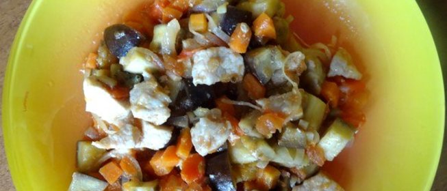 Тушеная свинина с баклажанами