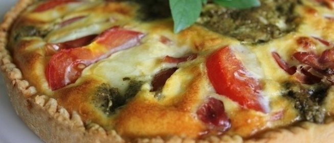 Киш с соусом песто и пармской ветчиной