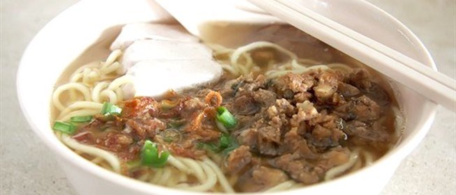 Запечная маринованная свинина с пятью специями, пак-чоем и лапшой рамен