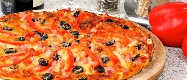 Пицца с копчёной курицей и ветчиной