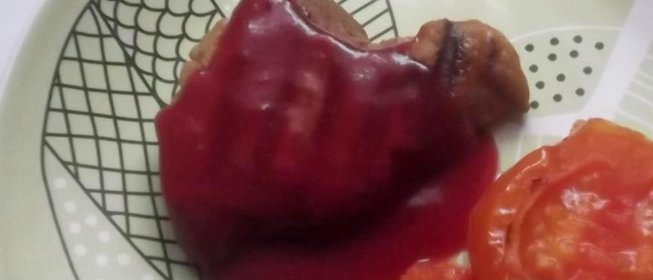 Свинина на гриле под красносмородиновым соусом