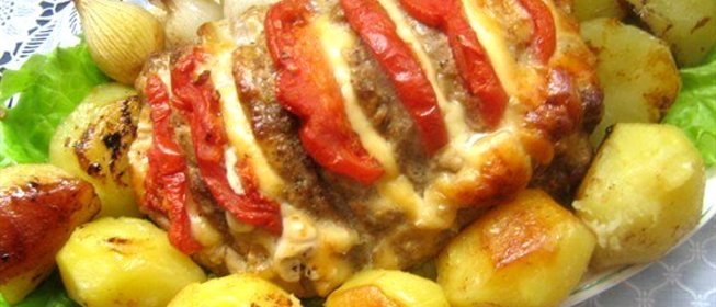 Ароматная праздничная свинина, фаршированная сыром и помидорами
