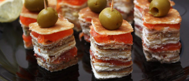 Канапе из блинов на шпажках