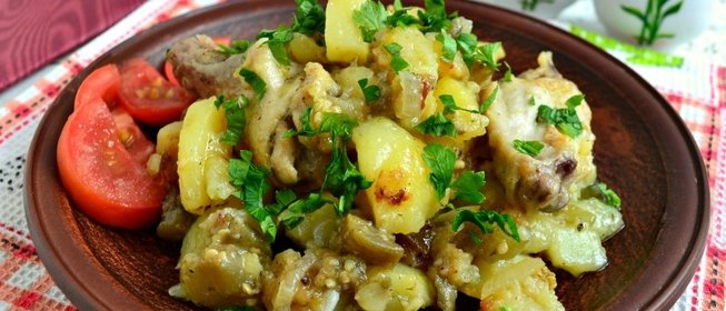 Картофель с куриными крылышками и баклажанами на сковороде