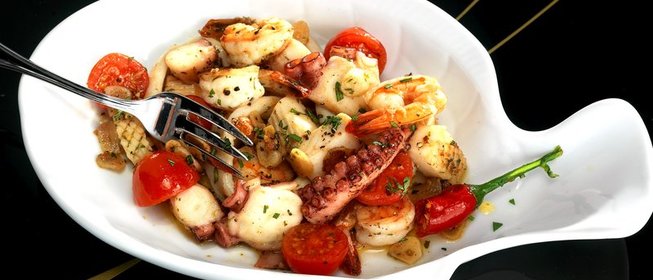 Жареные морепродукты с чесноком и томатами