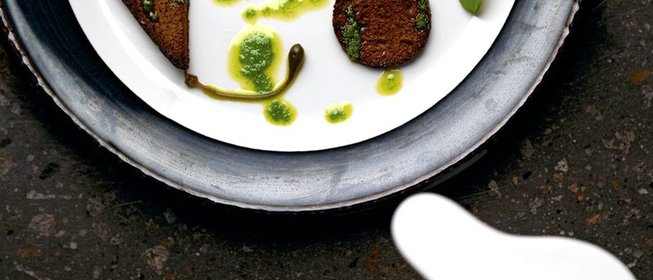 Тартар из страуса со сливочным хреном, щавелем, каперсами и ржаными сухарями