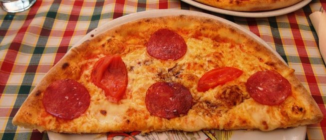 Пицца с колбасой и помидорами