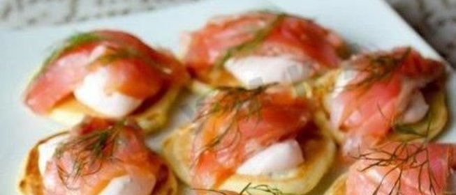 Мини-блинчики с лососем и острым кремом