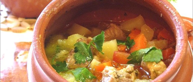 Свинина тушеная в горшочке