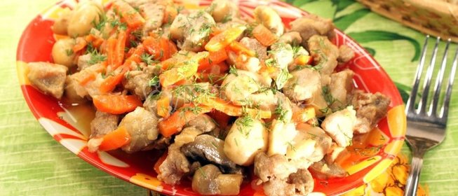 Свинина в корзинках из вермишели