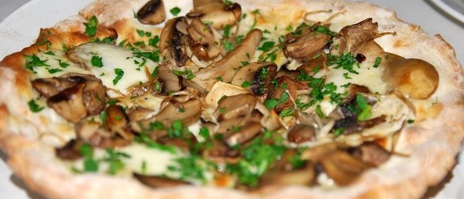 Пицца с шампиньонами и сыром