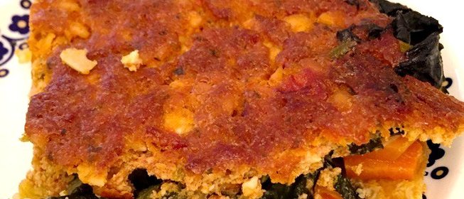 Овощная запеканка с творогом и томатным соусом