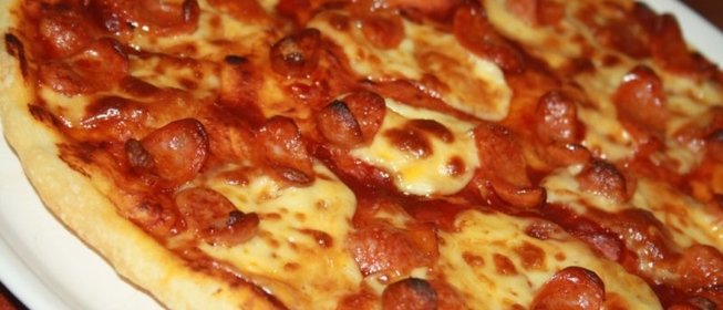 Пицца с моцареллой и острыми колбасками