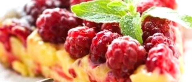 Творожная запеканка со свежей малиной