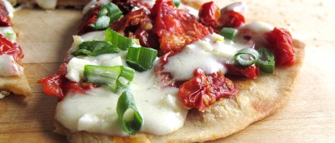 Пицца с солеными помидорами