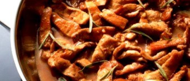 Тушеная свинина с яблоками, грибами и кальвадосом