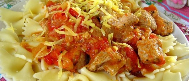 Свинина в томатно-луковой подливе