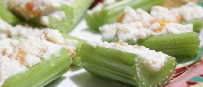 Сельдерей с творогом и укропом