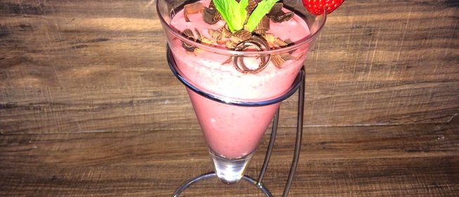 Клубничный коктейль с мороженым