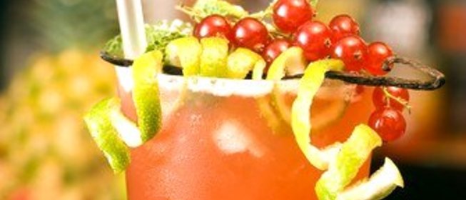 Новогодний коктейль с красной смородиной