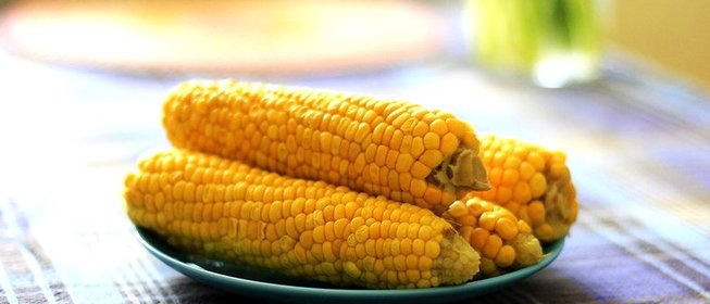 Вареная кукуруза с петрушкой
