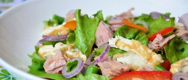 Салат с тунцом зеленой фасолью и омлетом