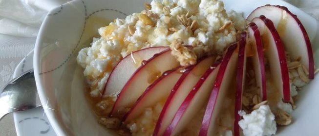 Рисовая кашка с творогом, яблоком и медом