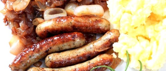 Сосиски с луковой подливкой