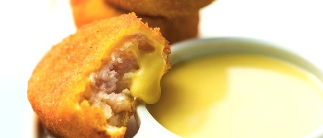 Куриные наггетсы по‑домашнему с соусом гауда