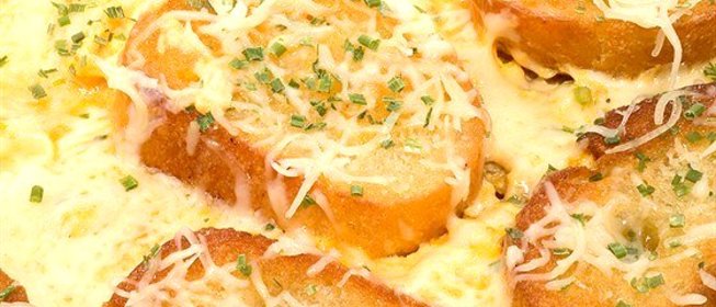 Омлет с чесноком, грюйером и сухариками