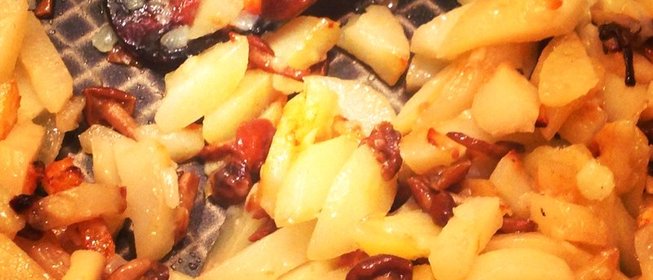 Жареный картофель с опятами