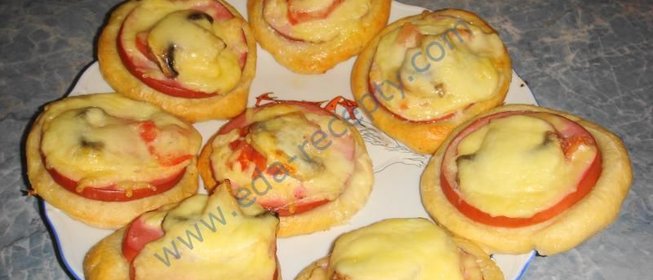 Пирожки с помидорами и колбасой - мини пицца