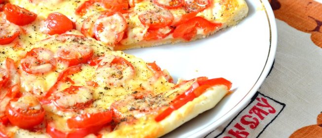 Пицца по‑итальянски с помидорами черри и двумя видами сыра