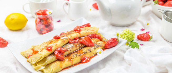 Блинчики с рикоттой и клубничным сиропом