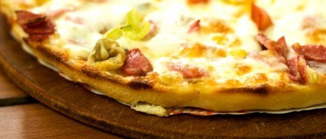 Пицца со шпиком, брюссельской капустой и миндалем