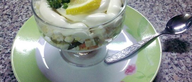 Закуска из креветок и маринованных огурцов