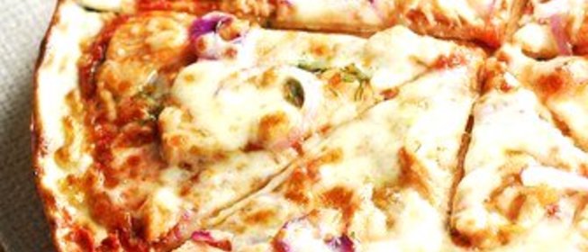 Пицца с курицей, базиликом и моцареллой