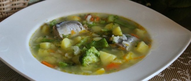 Суп из рыбных консеровов с брокколи и рисом